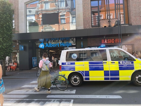 De politie kwam meteen ter plaatse om de winkeldief in te rekenen. 