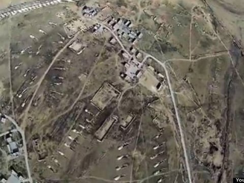 Op de inmiddels van YouTube verwijderde video zijn beelden te zien van de militaire luchthaven in Syrië die IS-strijders eerder deze week veroverden.