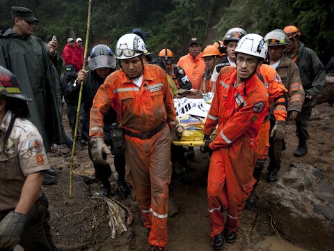 Reddingswerkers dragen een slachtoffer van het natuurgeweld weg in Nicaragua.