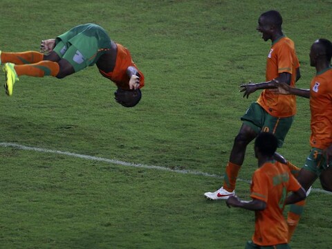 Emmanuel Mayuka viert zijn doelpunt.