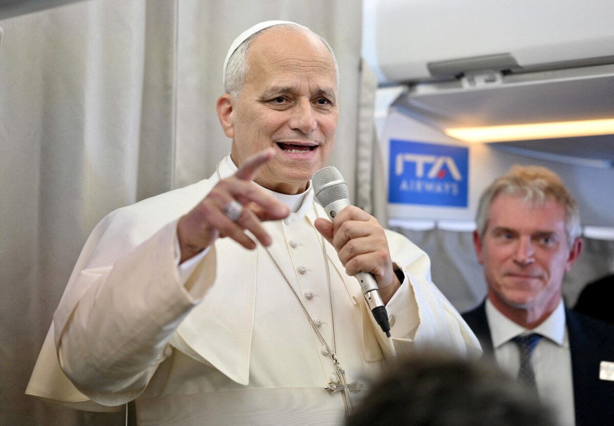 El Papa León XIV se dirige a la prensa a bordo de un vuelo a Roma. (12/02/25) 