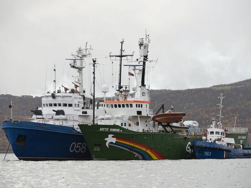 Het Greenpeace-schip Arctic Sunrise en twee Russisiche schepen.