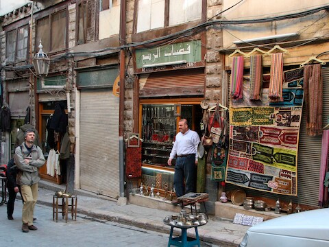 Toeristen, zoals hier in Damascus, blijven weg door de aanslepende onrust.