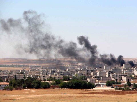 Een rookpluim boven Kobani, waar de gevechten tussen IS en Koerdische strijdkrachten zijn opgelaaid.