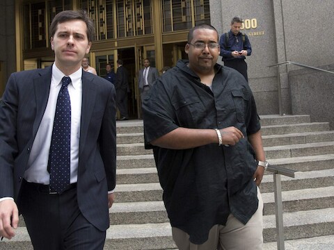 Hector Xavier Monsegur (rechts) verlaat het gerechtsgebouw in New York.