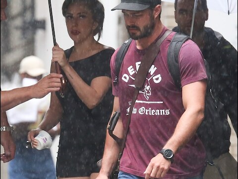 Lady Gaga en haar vriendje Taylor Kinney in de New Yorkse regen.