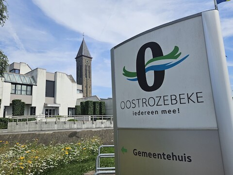 Het gemeentehuis van Oostrozebeke.