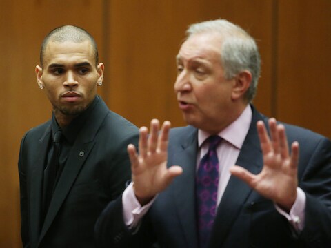 Rapper Chris Brown en zijn advocaat Mark Geragos.