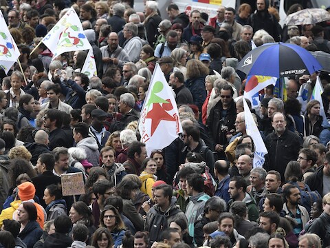 Meer dan 200.000 vakbondsleden protesteerden gisteren tegen de plannen van de regering.