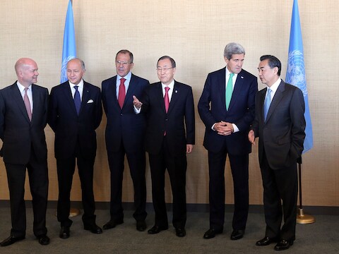 Ban Ki-moon (derde van rechts) met de Buitenlandministers van de Vetomachten.