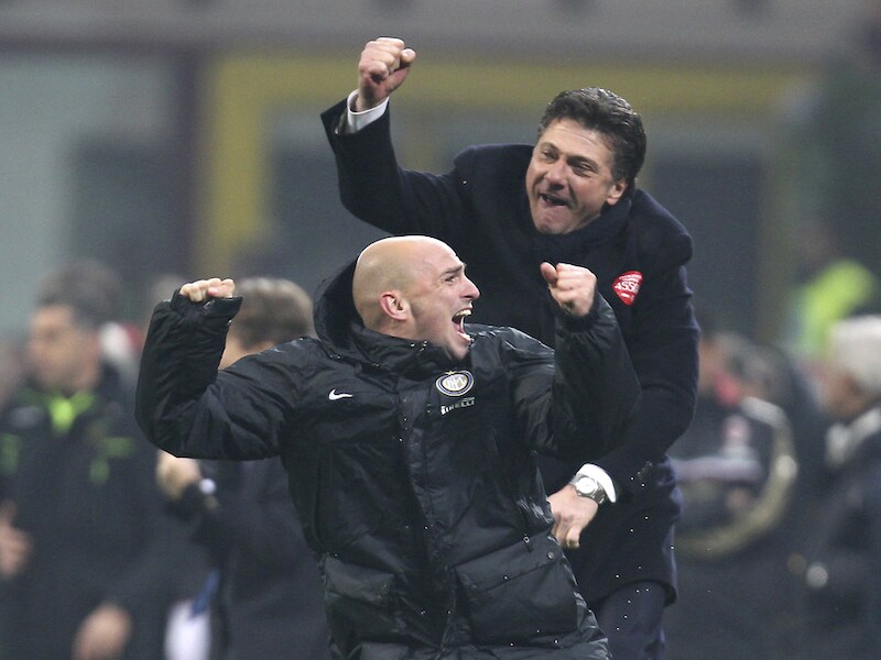De gewisselde Cambiasso en Intercoach Mazzarri uit de bol na de late zege.