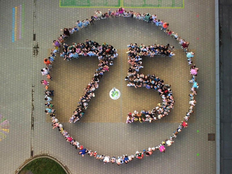 Leerlingen Lenteland vormen reusachtige ‘75’ voor diamanten jubileum van de school