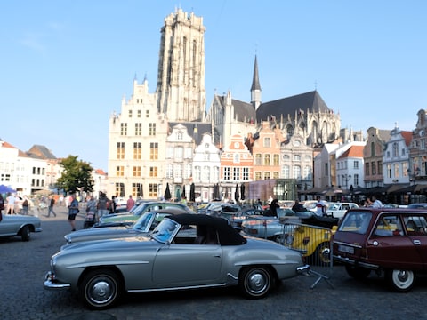 Maneblusser Classic Tour op de Grote Markt van Mechelen. 