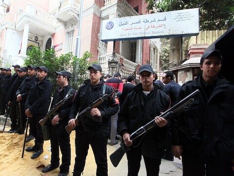 Egyptische veiligheidstroepen bewaken een politiestation tijdens een staking in Caïro in maart dit jaar.