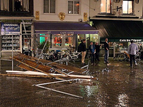 De puinhoop nadat de voetbalfans café De Clipper met een bezoek hebben 'vereerd'
