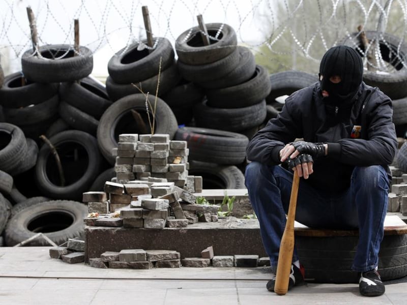 Een demonstrant zit nabij het gebouw van de regionale regering in Donetsk.