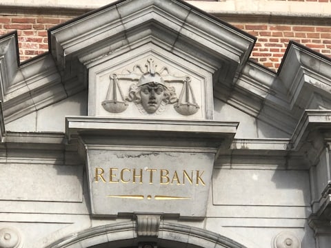 Man (42) steelt voor ruim 2.700 euro aan parfums en vlucht voor politie: opgepakt tussen struiken