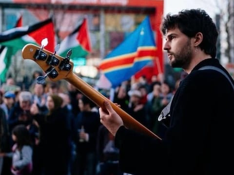 Willem Ardui van ‘blackwave.’ neemt al maanden deel aan pro-Palestijnse protesten in Antwerpen, eind juni werd hij bestuurlijk aangehouden.