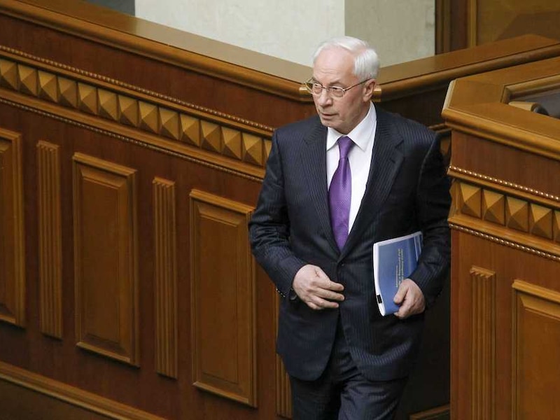 Na premier Azarov (foto) wil de oppositie nu ook president Janoekovitsj zien aftreden.