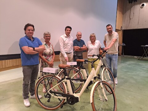 vlnr: Schepen Frederik Van den Berghe (mobiliteit), winnaar Chris T’ Jampens, Schepen Frederic Droesbeke (lokale economie), winnaar Carlos De Baets, Schepen Rita De Vylder, Vincent van “Velo V” te Wachtebeke (leverancier van de fietsen)