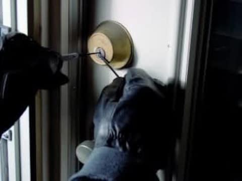 De politie onderzoekt een reeks woninginbraken in Geraardsbergen.