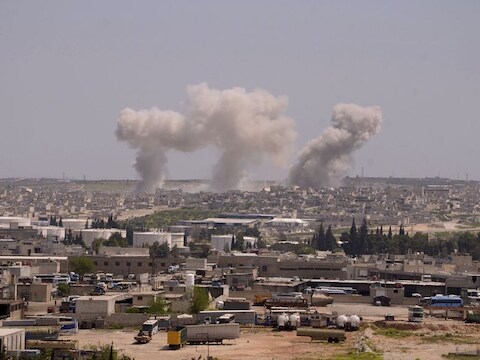 De Syrische stad Aleppo wordt nog volop gebombardeerd.