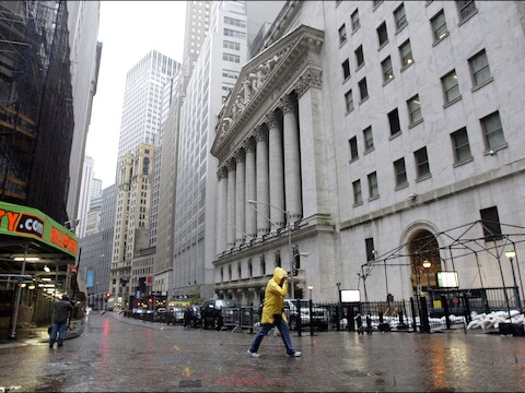 Wall Street, het financiële hart van New York, ligt er verlaten bij.