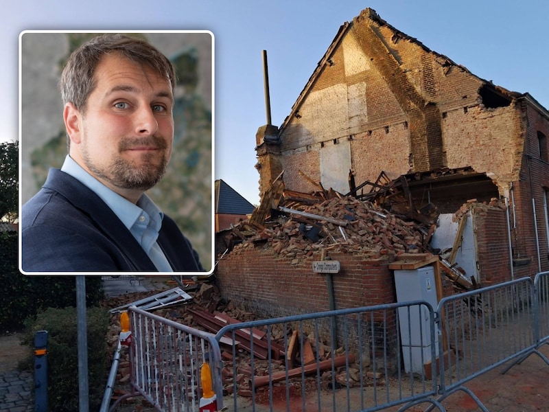Zo ligt het afgebroken huis in de Beekstraat in Koningshooikt (Lier) erbij nadat er afgelopen nacht dringende afbraakwerken moesten gebeuren door instortingsgevaar. Inzet: burgemeester Rik Verwaest (N-VA) van Lier.