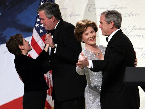 Jeb en zijn echtgenote Columba Garnica Gallo Bush en Laura en haar echtgenoot George W. Bush.