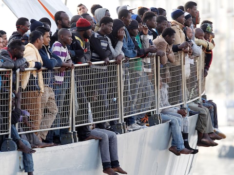 Vluchtelingen op een schip van de IJslandse kustwacht nabij Sicilië.