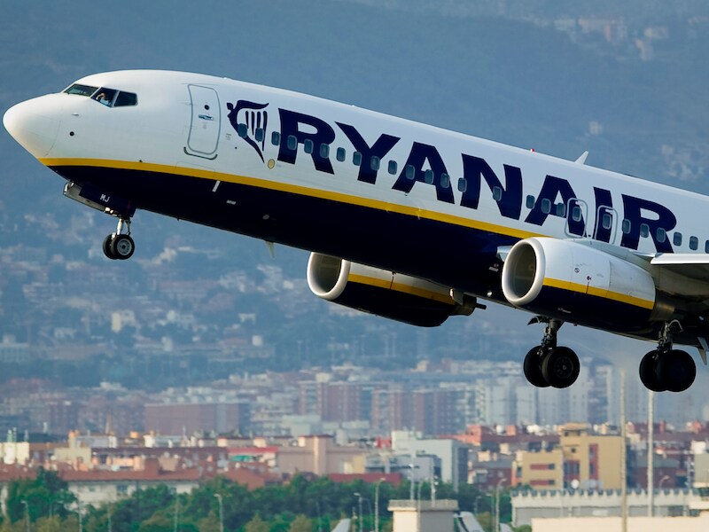 Een vliegtuig van Ryanair dat opstijgt in Barcelona.