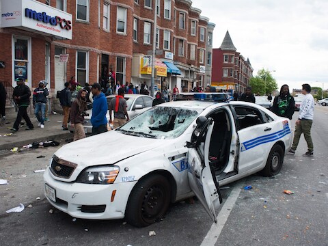 Een vernielde politiewagen nabij het winkelcentrum in Mondawmin, Baltimore.