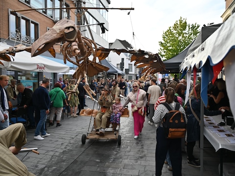 De walking acts van het straattheaterfestival zorgden ook dit jaar voor verwondering