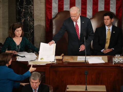 De beslissing wordt bekrachtigd bij een gezamenlijke zitting van de Senaat en het Huis van Afgevaardigden. Die zitting wordt voorgezeten door de huidige vicepresident, Joe Biden. Rechts: Paul Ryan, de Republikeinse Speaker van het Huis van Afgevaardigden.
