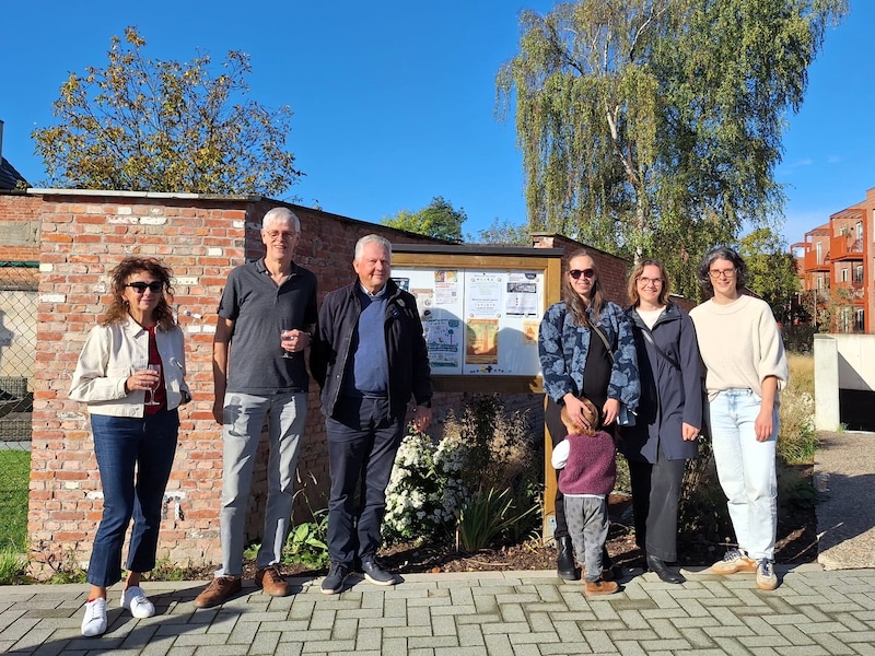 De inhuldiging van de buurtvitrines met het lokale buurtcomité en schepen voor Wijkwerking Yves Coquilhat (N-VA). 