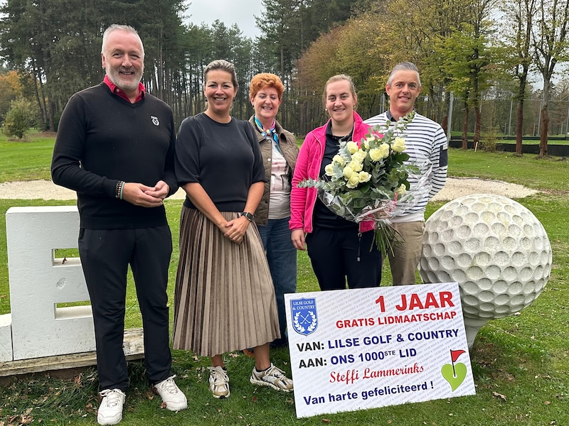 Captain Geert Geuens, managar Nienke Vink, burgemeester Marleen Peeters, Steffi Lammerinks en schepen van Sport Peter Martens
