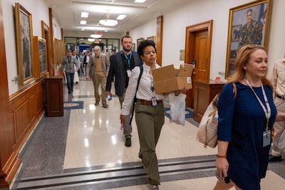 Tientallen journalisten vertrekken gezamenlijk uit het Pentagon wegens omstreden nieuw persbeleid