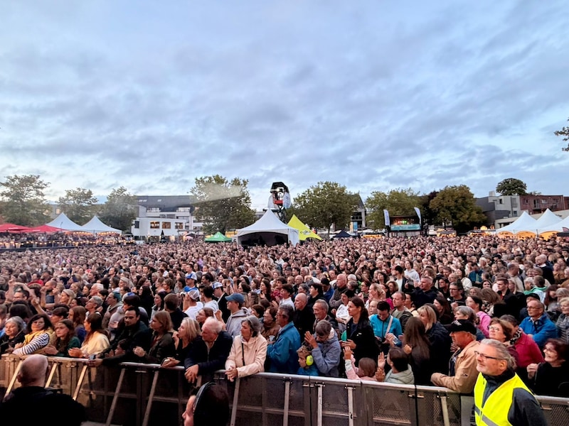 8.000 bezoekers, paraplu’s en een nieuw nummer in primeur van Bart Peeters: Hestival blikt tevreden terug op 20ste editie