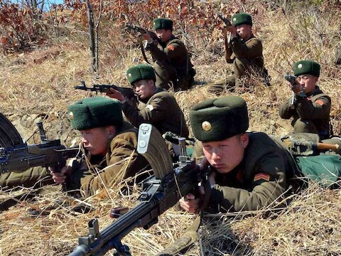 Noord-Koreaanse soldaten houden oefeningen op een geheime locatie.