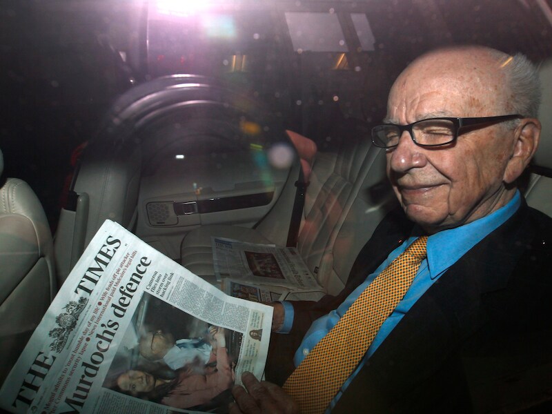 Rupert Murdoch met een exemplaar van The Times.