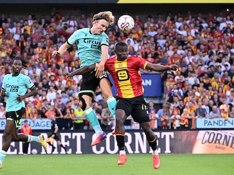 KVM-spits Adeshina Ayodele gaat het luchtduel aan tegen Ibe Hautekiet van Standard.