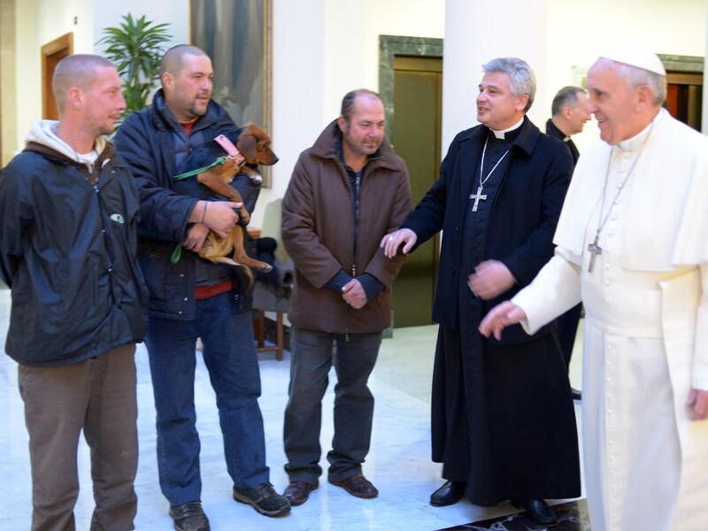 Paus Franciscus, de Poolse bisschop Krajewski en drie van de vier zwervers.