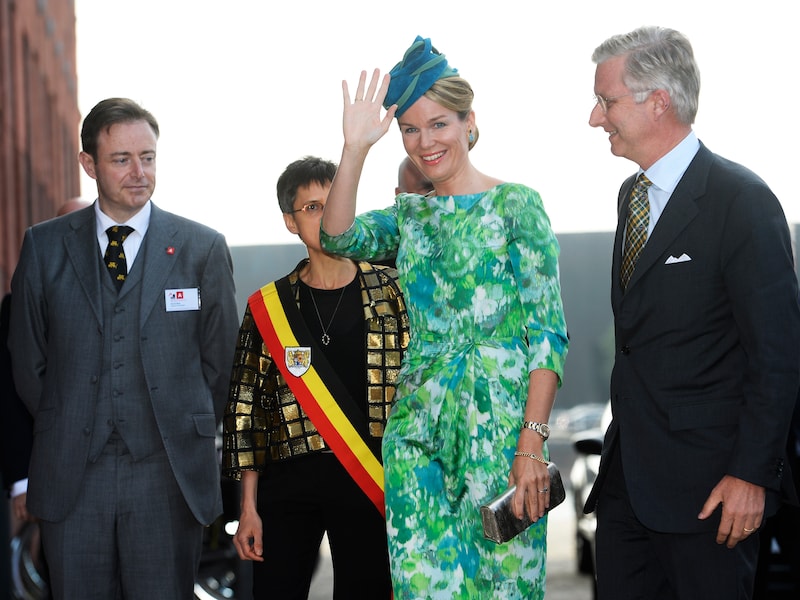 Burgemeester De Wever het kleedje van koningin Mathilde.