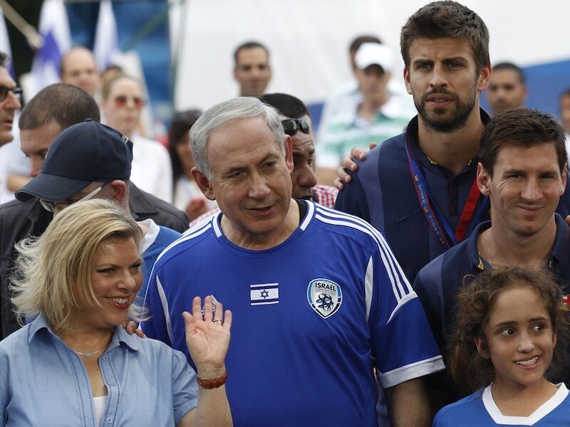 Netanyahu met zijn vrouw en spelers van FC Barcelona tijdens een bijeenkomst met jonge Israëlische kankerpatiënten, afgelopen week in Tel Aviv.