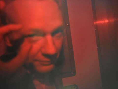 Persfotografen konden de opgepakte Julian Assange fotograferen bij zijn aankomst aan de rechtbank in Londen.