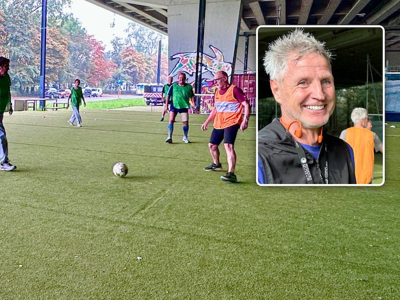 De wandelvoetballers in actie onder de E17. Foto inzet: ‘coach’ Kurt Jacobs geeft meer tekst en uitleg bij HLN.