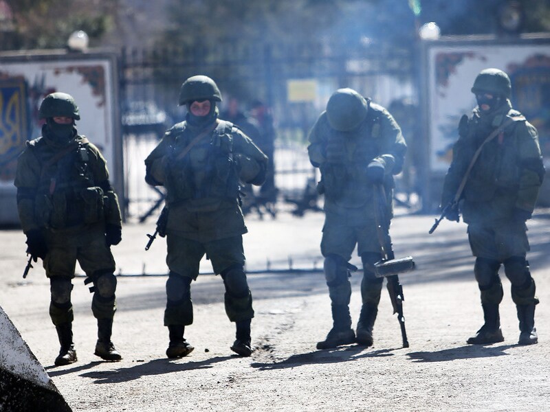 Russische soldaten houden de wacht voor een militaire basis nabij Simferopol op de Krim.