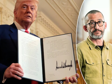 Donald Trump met één van zijn presidentiële besluiten (links) en onze buitenlandjournalist Guy Van Vlierden.