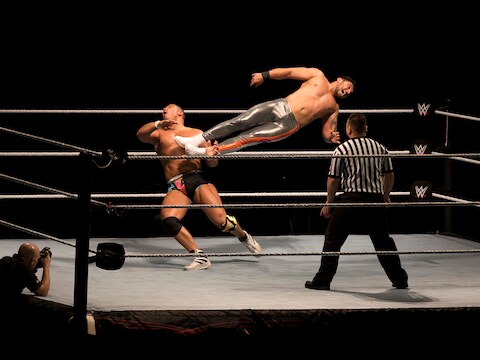 Een van de gevaarlijke strapatsen in een WWE-show. "Het is show, maar het kan ook wreed pijn doen."