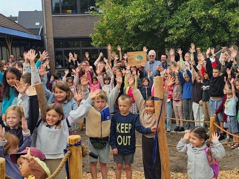 Basisschool Montessori Duffel huldigde op eerste schooldag nieuwe vergroende speelplaats in